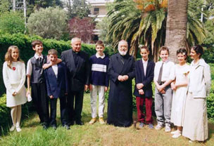 Erzbischof Nikolaos Foscolos mit Pfarrer Brabeck und den Firmlingen 2002 von links: Elena Avrampou, Moritz Lux, Alexis Fröhlich, Philip Wels, Kimon Koussoulis, Kevin Schlug, Patrizia Mittler, Korinna Giolmas. Foto: Dorothea Schlug