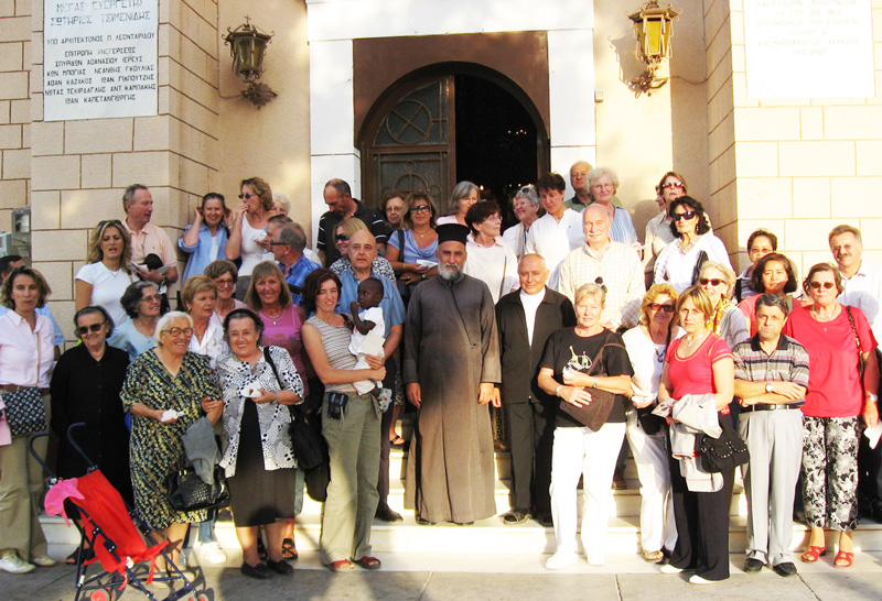 Pater Seraphim mit unserer Reisegruppe Unsere Reisegruppe vor der Agia Paraskevi