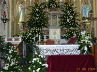 Blumenschmuck in einer Kirche in Taormina